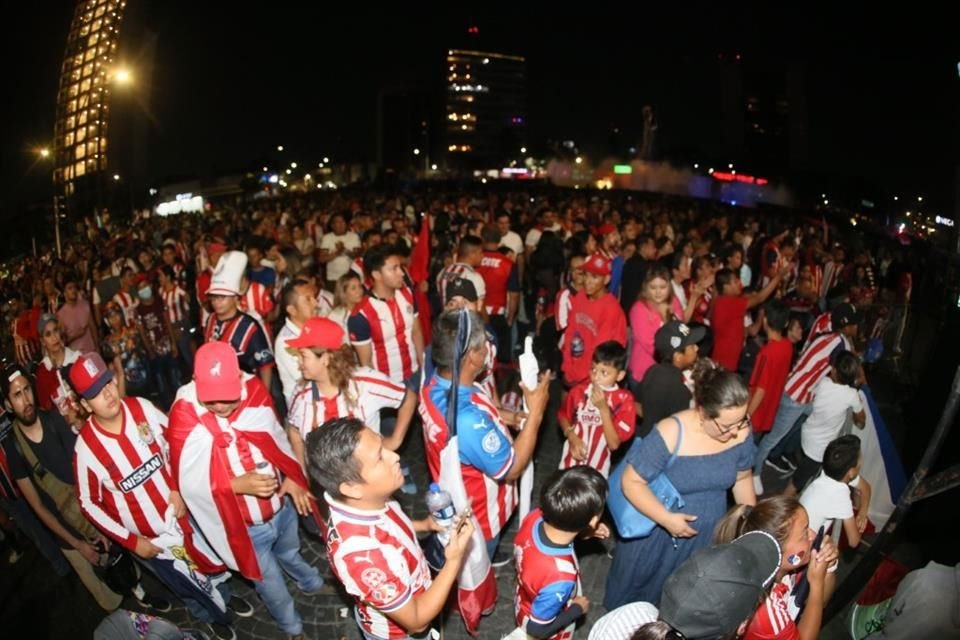 Los mariachis callaron en La Minerva, donde todo estaba listo para una gran fiesta si Chivas ganaba.