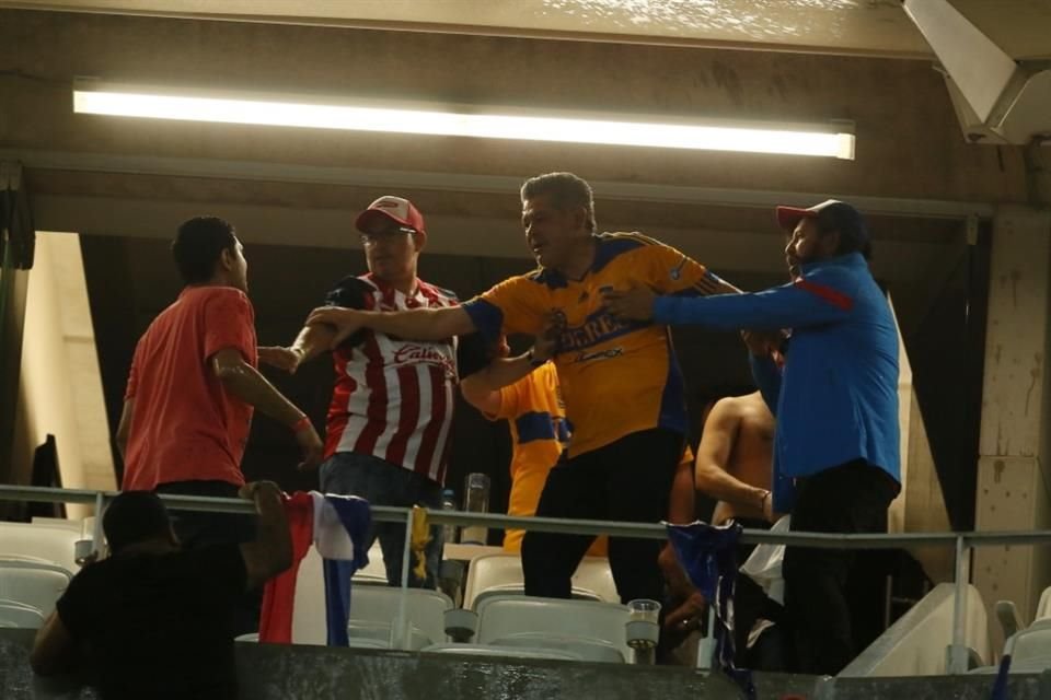 Al terminar el partido se calentaron los ánimos en las tribunas.