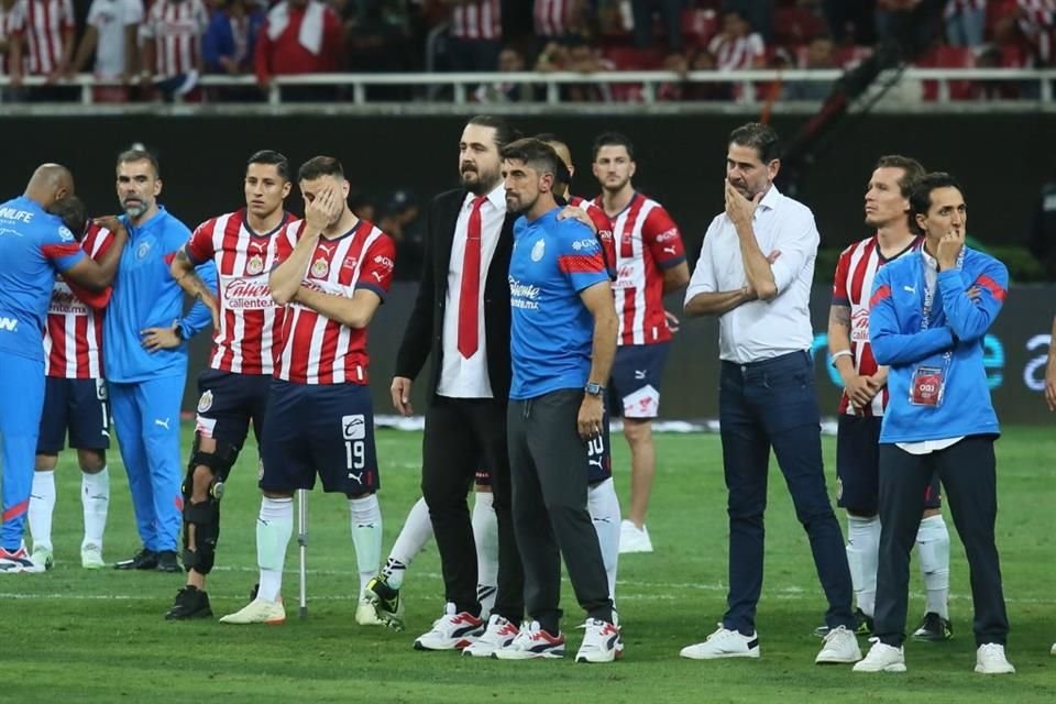 Amaury Vergara abraza a Veljko Paunovic.