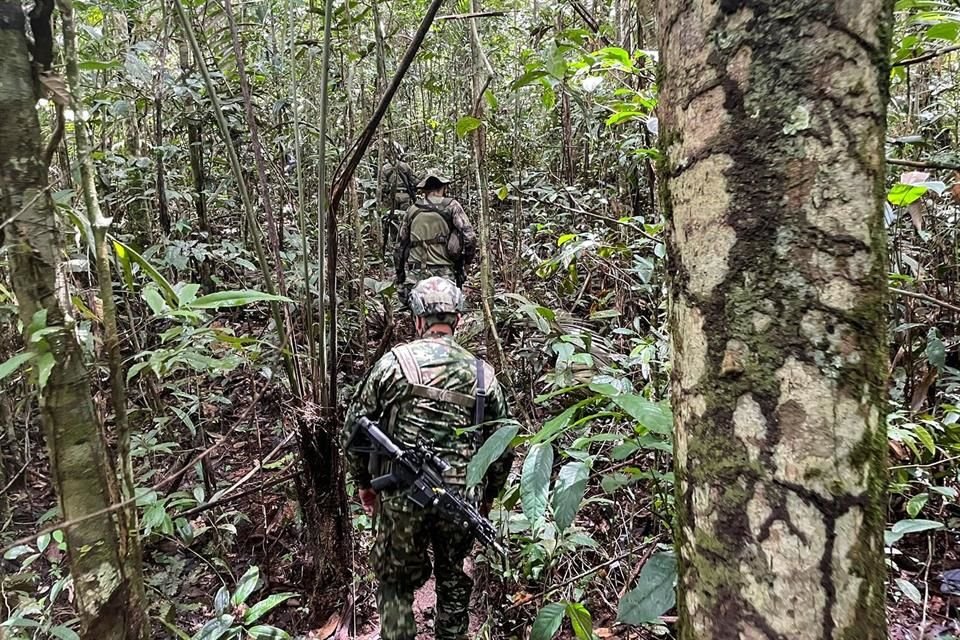 Autoridades de Colombia consideran que cuatro niños perdidos desde hace casi un mes en la selva 'están vivos' y siguen con la búsqueda.