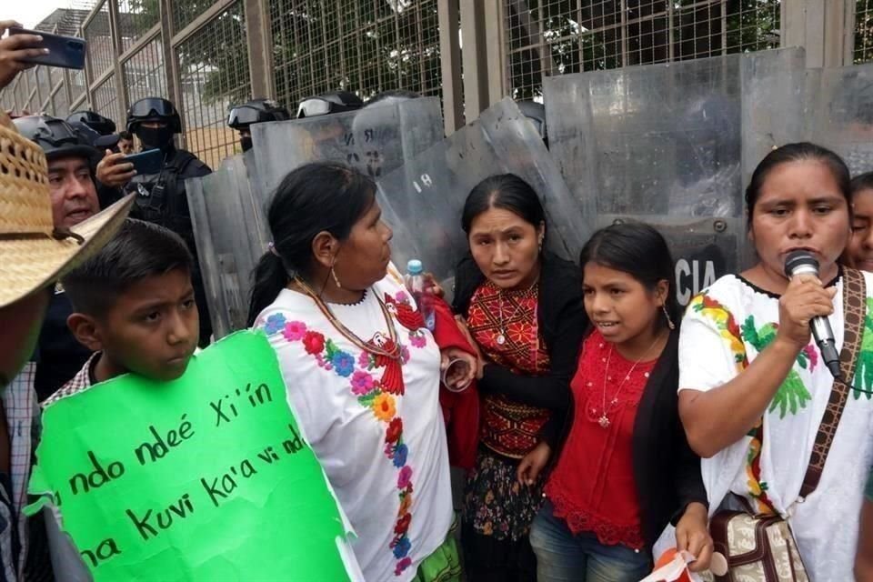 Los inconformes levantaron ayer el plantón que tenían en Chilpancingo porque menores de edad que formaban parte de la protesta se enfermaron de gripa y tos.