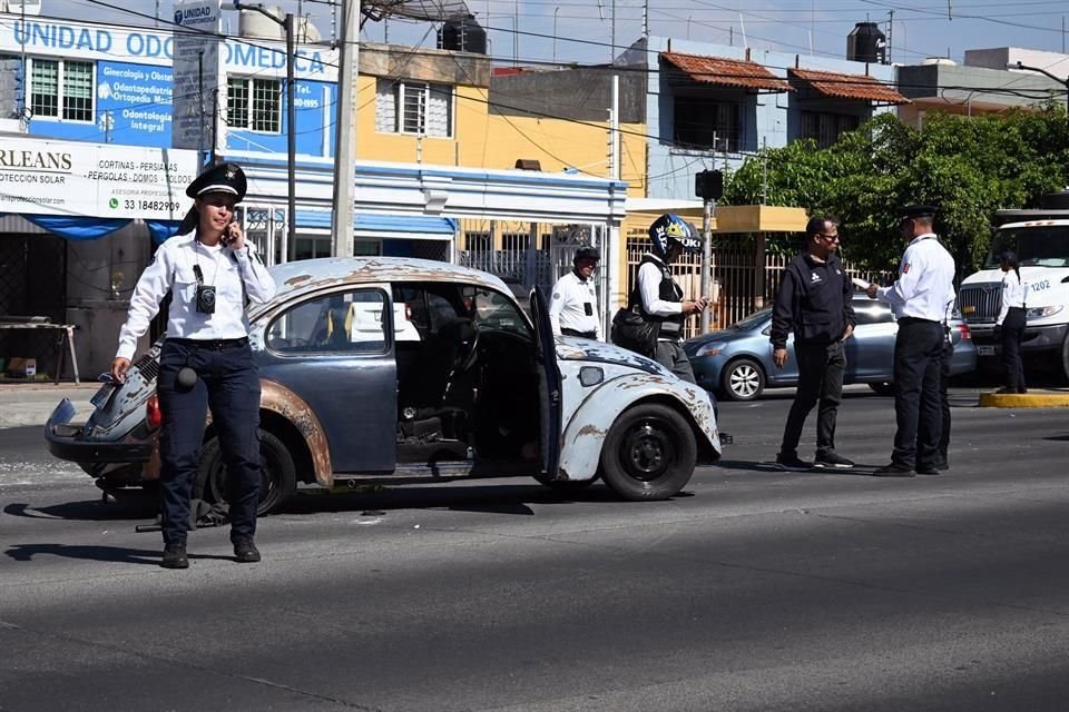Frente al edificio del Registro Público de la Propiedad, un camión del SIAPA impactó a un sedán cuya copiloto falleció.