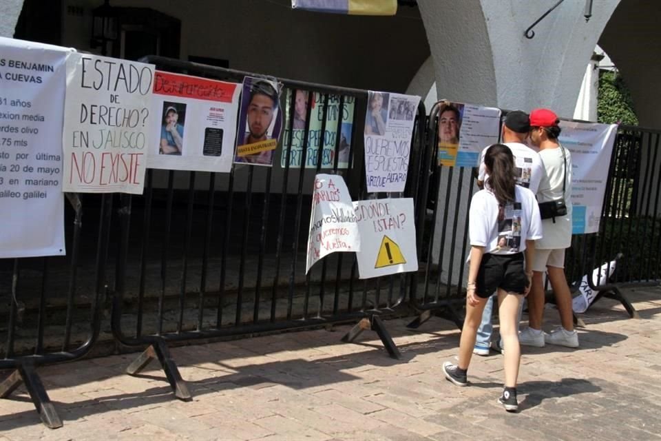 Familiares de los desaparecidos han realizado marchas y un plantón afuera de Casa Jalisco.