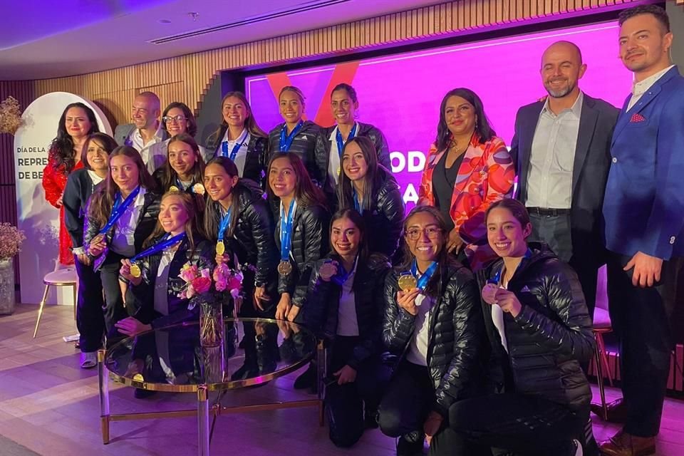 El equipo de natación artística durante un evento organizado por la marca Avon.