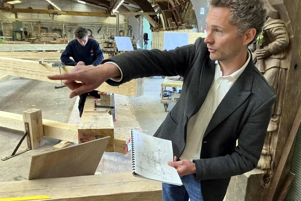 El arquitecto Remi Froment muestra los planos que hizo en 2012 de la Catedral de Notre Dame y que se están empleando como guía para reconstruir el tejado.