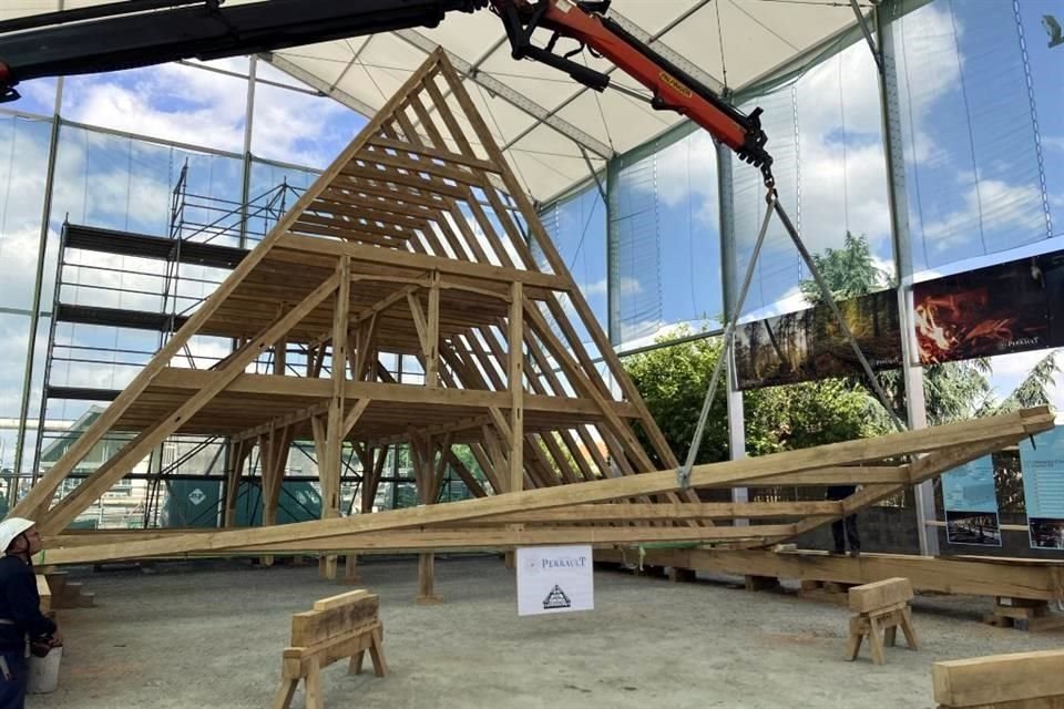 Una grúa levanta parte de la estructura del nuevo tejado de la catedral de Notre Dame de París; las piezas se trabajan en un taller cerca de Angers, Francia.