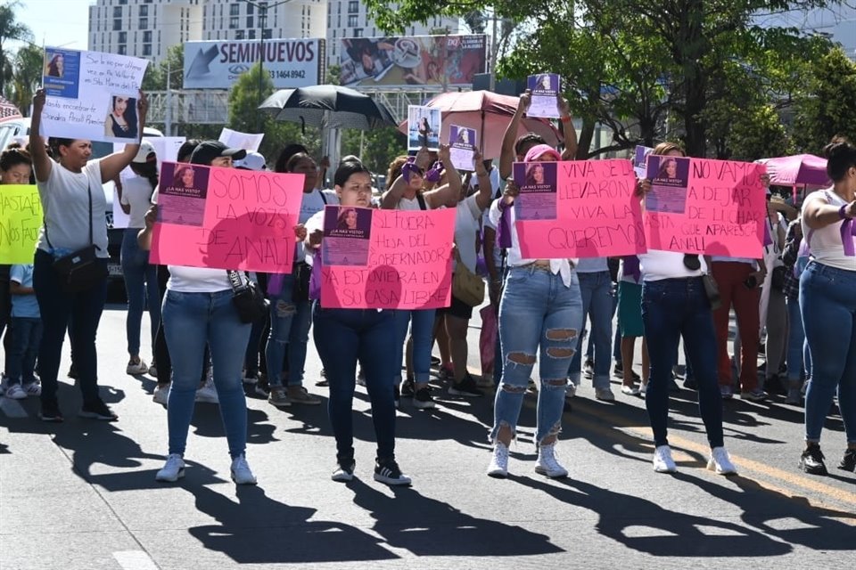 Unas 300 personas bloquean Avenida Vallarta a la altura de la Calle Allende, por la desaparición de Sandra Analí Ramírez Hernández.