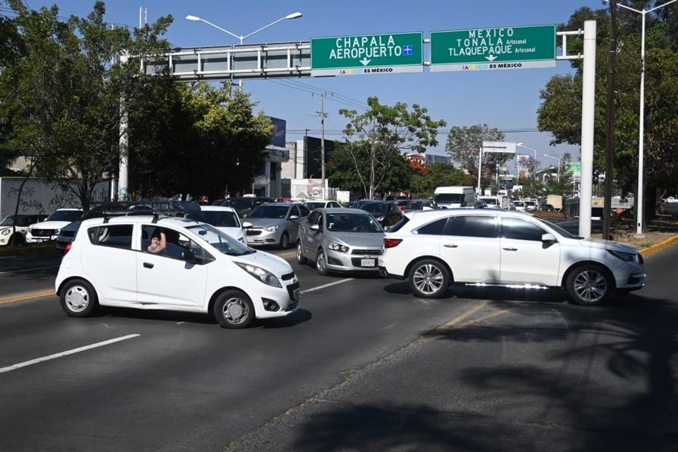 Los conductores se enfrentan verbalmente con manifestantes y agentes de la Policía Vial. 