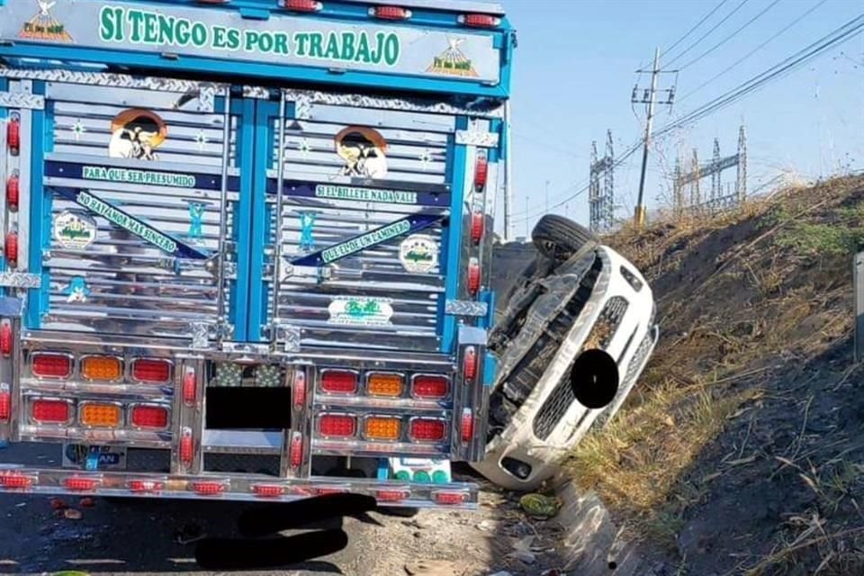 Un camión de carga y un auto particular se impactaron a la altura del crucero La Capilla; tres víctimas fueron rescatadas por bomberos.