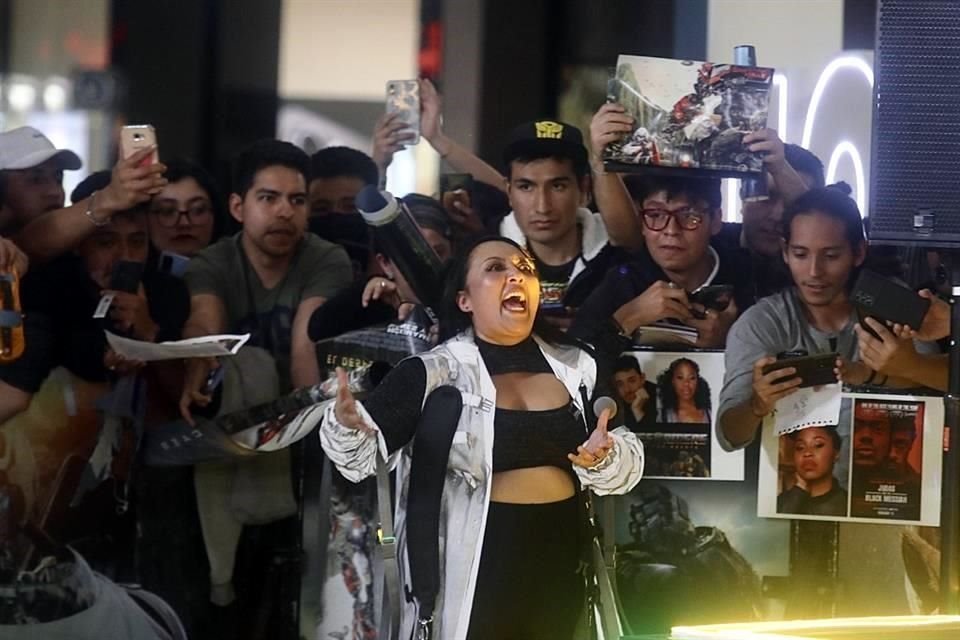 Michelle Rodríguez, que participa en el doblaje, se divirtió con los fans.