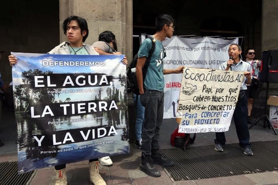 El colectivo reclamó también que el Gobierno de la Ciudad de México no ha dado a conocer los documentos de manera oficial.