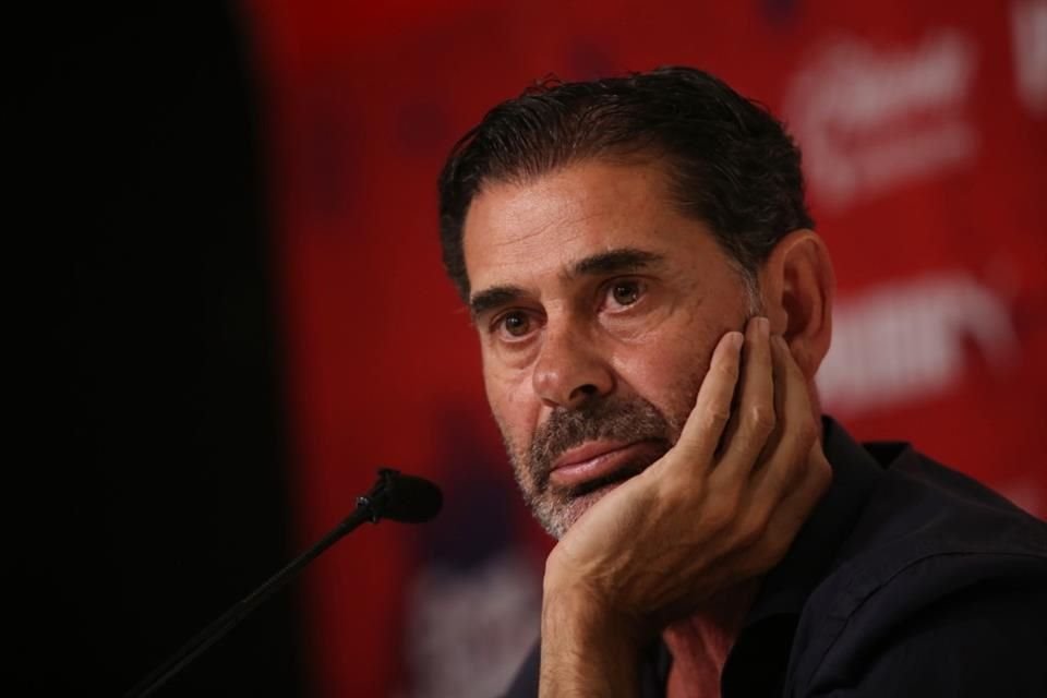 Fernando Hierro dice que en Chivas están dolidos, pero ya trabajan para reforzar la plantilla de Paunovic, a quien respaldó.