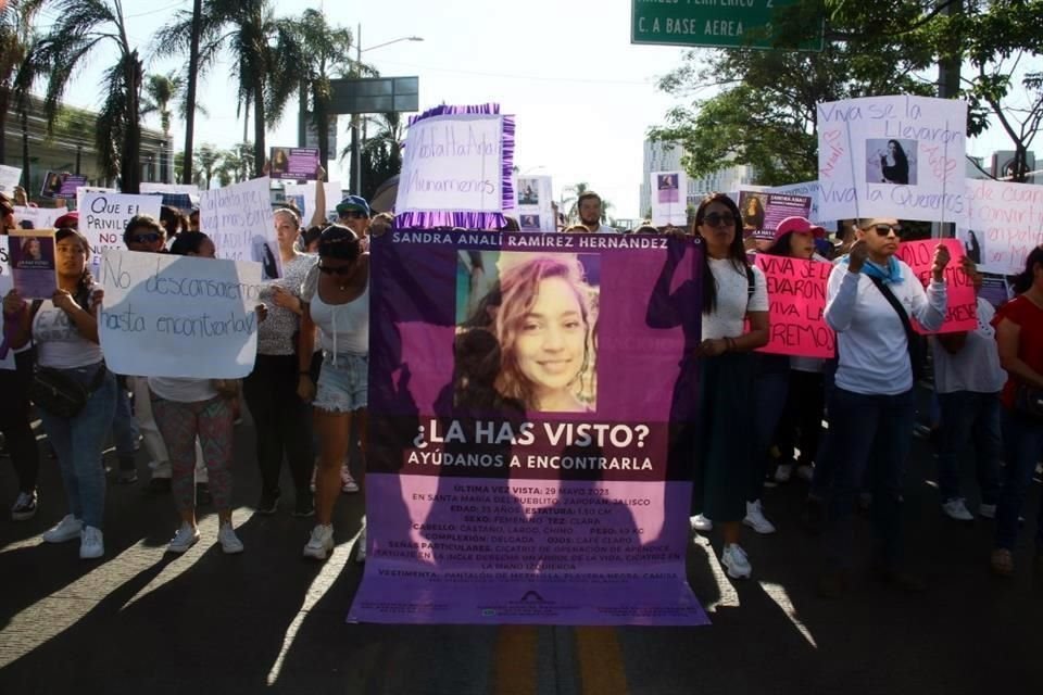 Por casi media hora, amigos y familiares de Sandra Analí Ramírez bloquearon la Avenida Vallarta en Jocotán, para exigir su localización.