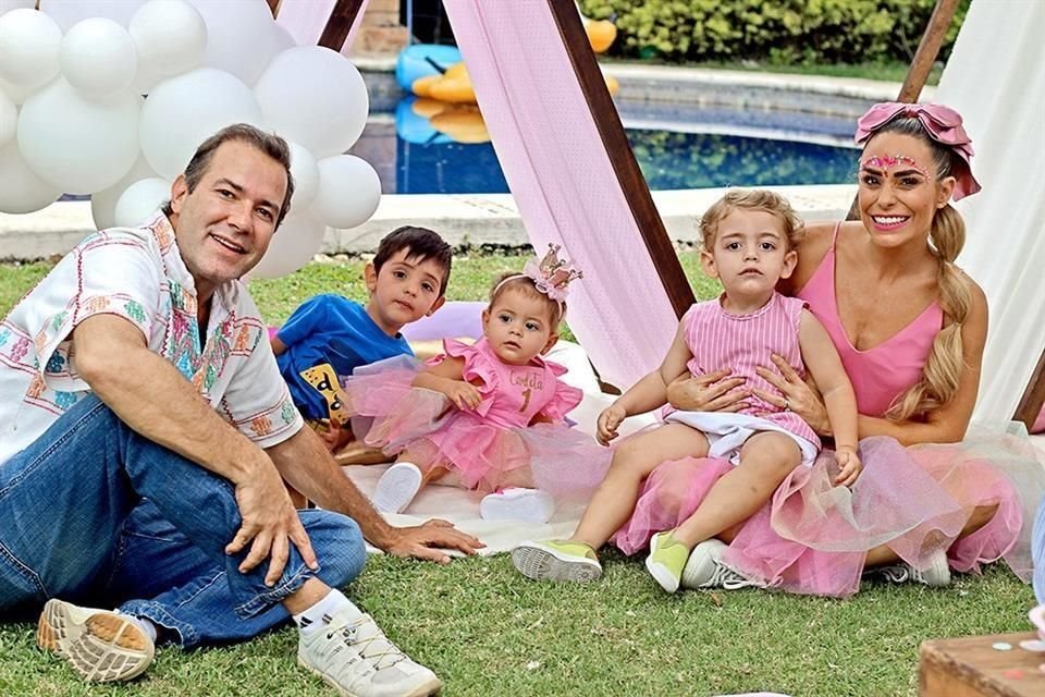 Gerardo Gómez, Alonzo Duclaud , Carlota y José María Gómez con Ana Paula Galindo