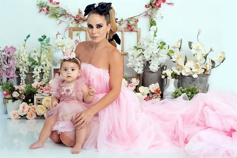Días antes de la fiesta, Ana Paula Galindo y Carlota Gómez disfrutaron de una sesión fotográfica madre e hija.