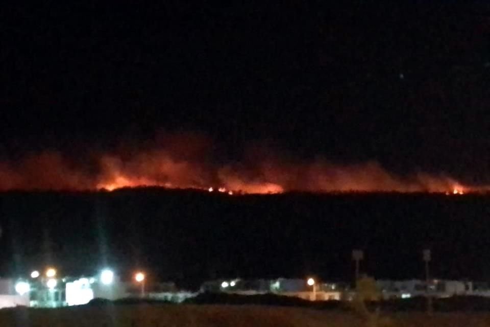 Así lucía el fuego cerca de la medianoche.