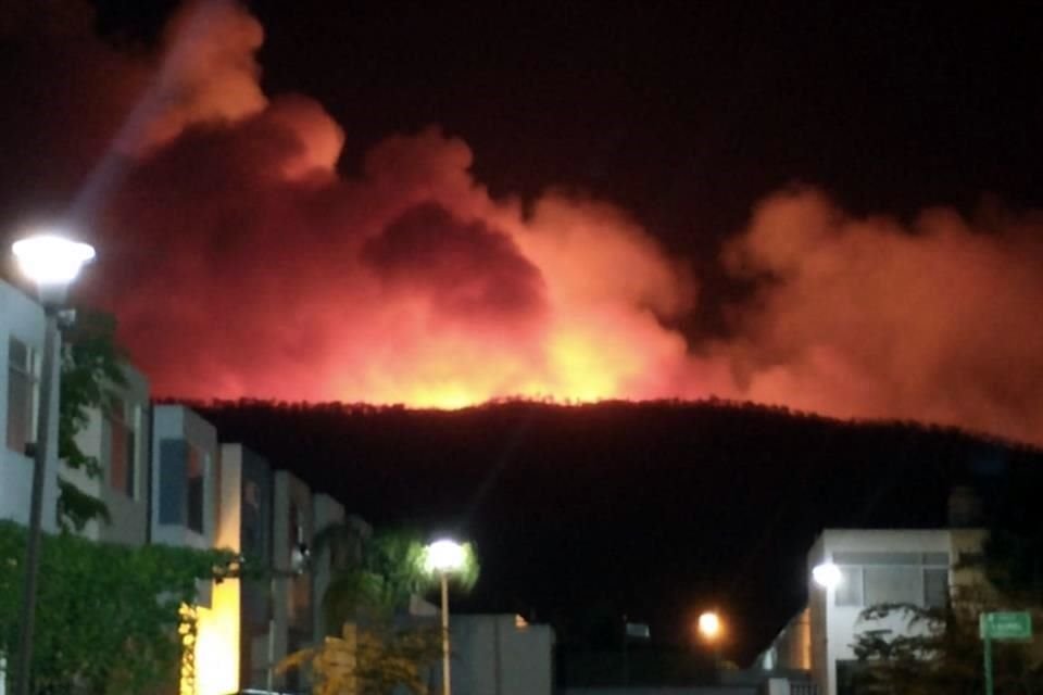 Ya son 12 horas de combate y el fuego no cede en La Primavera, pues los fuertes vientos y el terreno complican la labor de 429 brigadistas.