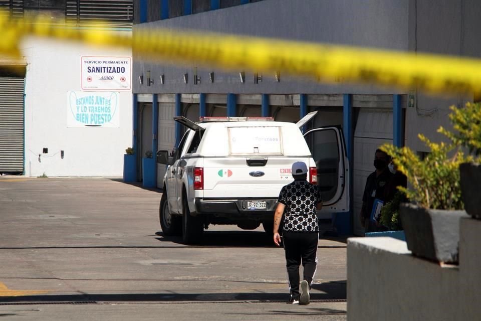 Según lo que le informó el personal del motel a las autoridades, el cliente asesinado estaba con tres personas más.