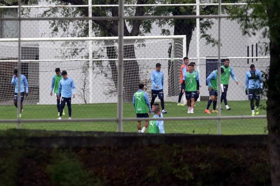 Javier Aguirre hizo dos movimientos en su cuadro titular.