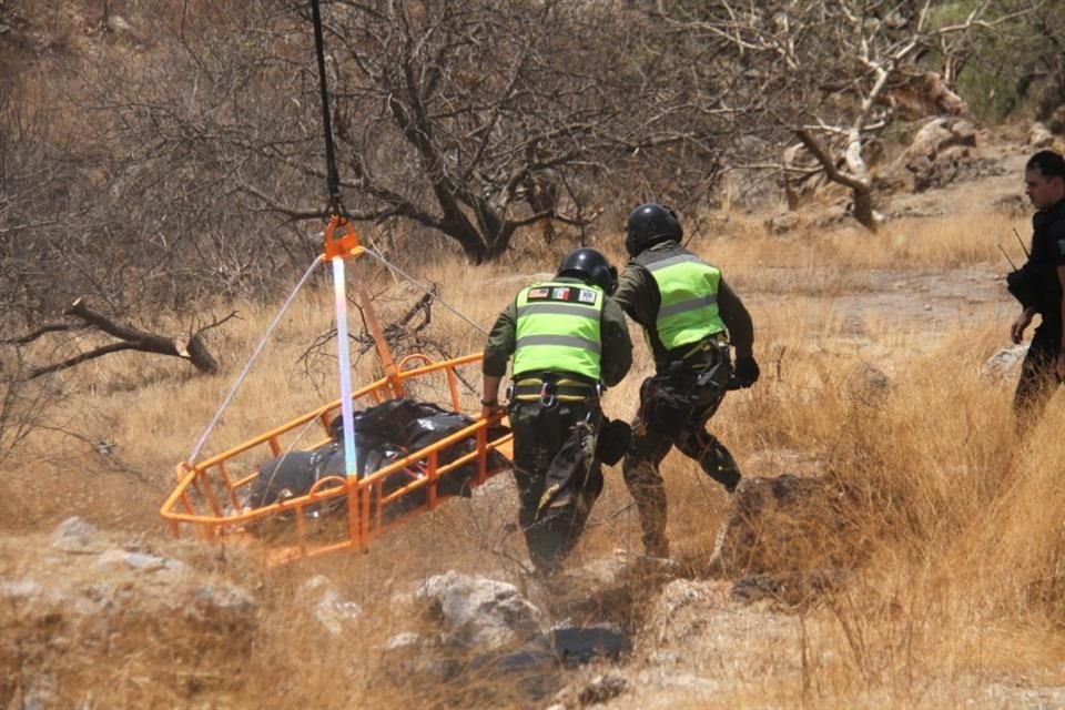 Agentes estatales descubrieron bolsas con restos humanos en un barranco, entre las colonias Potrero de la Coronilla y Mirador Escondido.