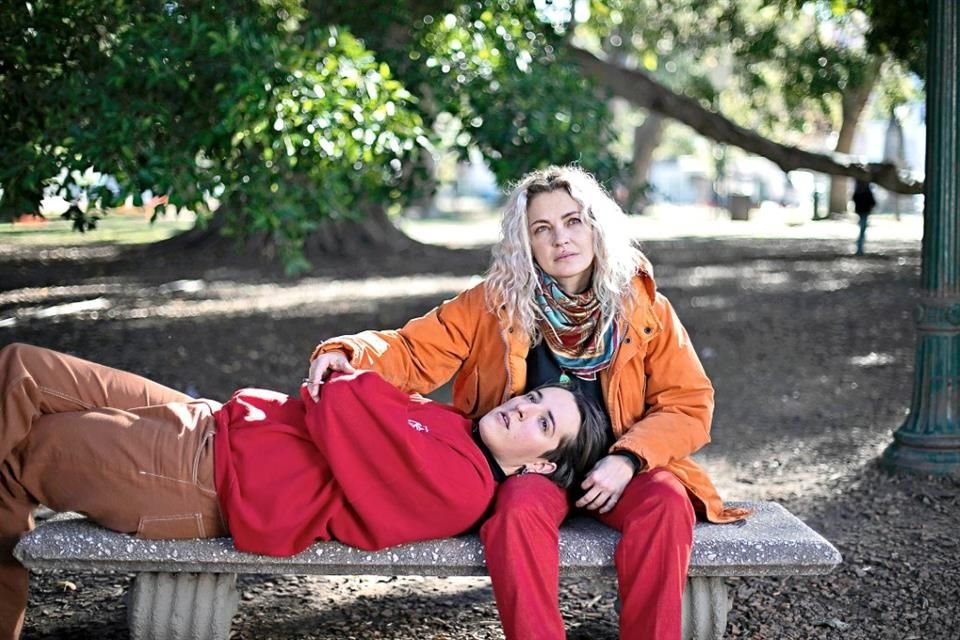 La argentina Dolores Fonzi debuta como directora y guionista en 'Blondi', una cinta sobre lo que significa ser madre soltera.