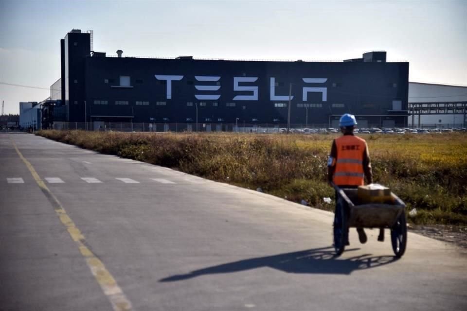 La planta de Tesla en la metrópoli oriental china entregó 710 mil vehículos en 2022.