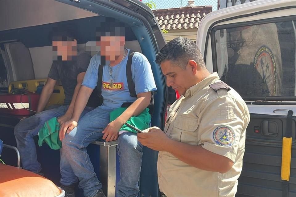 Los jóvenes que ingresaron al domicilio para ayudar al adolescente, tuvieron afectaciones en su salud por inhalación de humo.