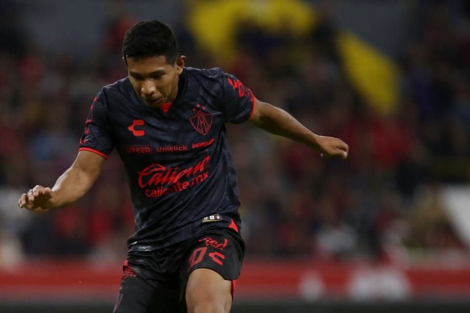 En Perú ha trascendido que a Edison Flores los busca su ex equipo, el Universitario de Lima.