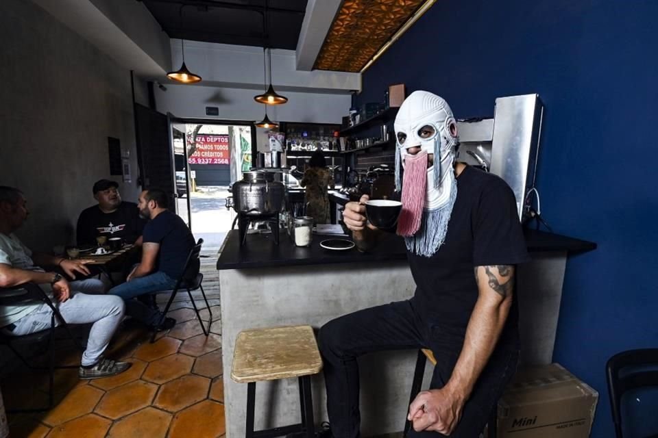 En Almanegra Café, Acky suele reunirse con sus compañeros de banda y otros cuates para echarse una buena taza calientita.