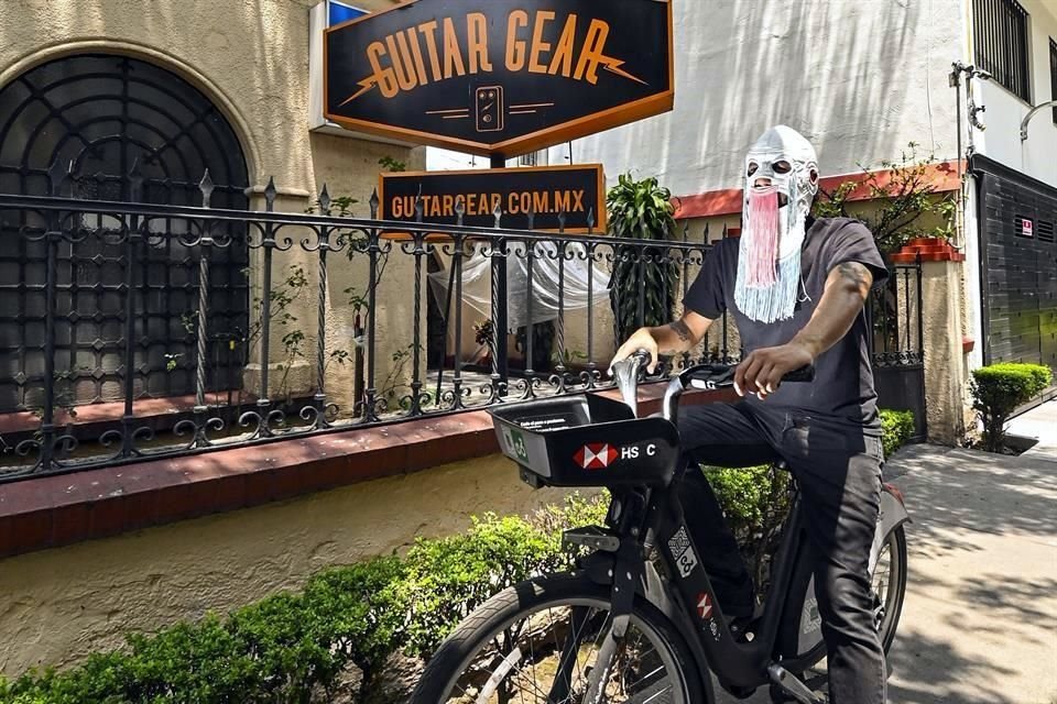 Como buen guitarrista, una de las paradas obligadas para Acky en CDMX es su tienda favorita de estos instrumentos.