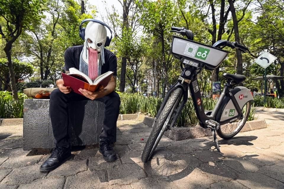 Ya sea escuchar música o leer un buen libro... esas actividades siempre forman parte de la rutina de Acky tras un buen paseo en bici.
