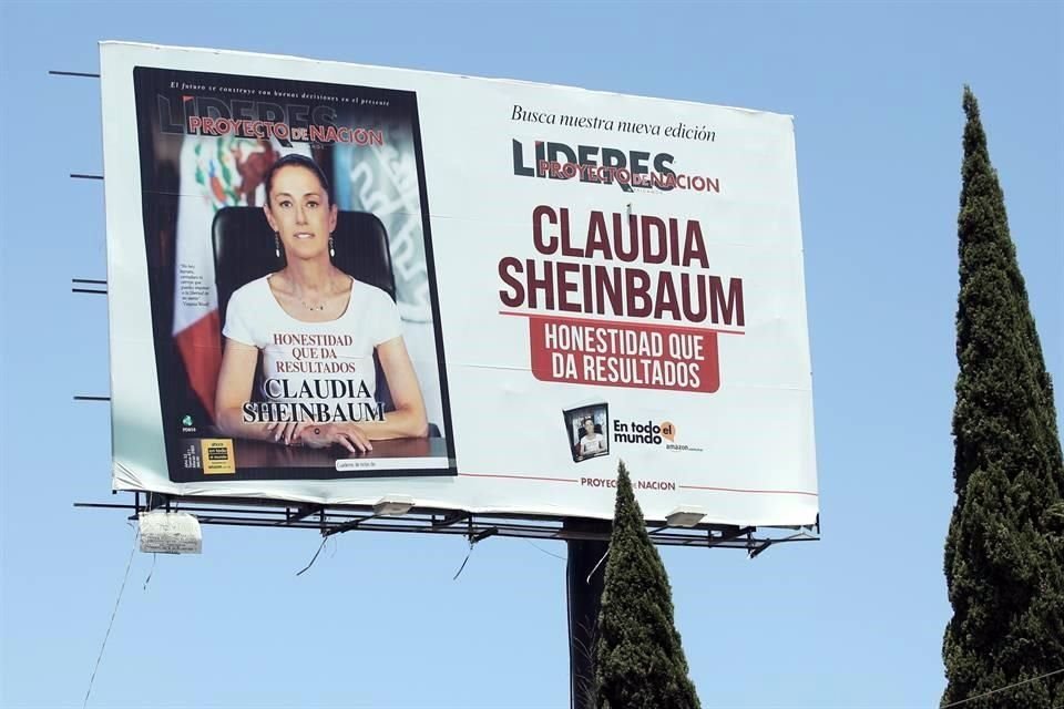 En la Avenida Mariano Otero apareció un espectacular de la revista digital Líderes Mexicanos, en una supuesta portada donde promueven a Sheinbaum con el titular 'Honestidad que da resultados'.