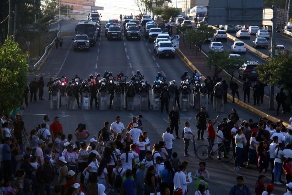 Hoy se realizó la tercera marcha por la desaparición de Sandra Analí, con mayor presencia policial.