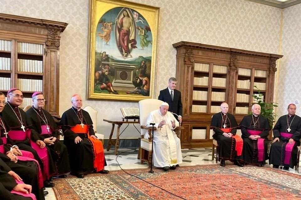 El Cardenal Robles Ortega, el Papa Francisco y más obispos reunidos en El Vaticano.