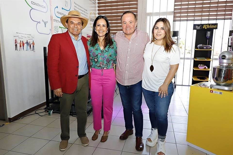Ing. José de Jesús Zaragoza, Fundador de Grupo Inmeza; Ing. María Elena Zaragoza, Directora General de Grupo Inmeza; Lic. Alberto Maldonado, Regidor de Tlaquepaque, y Lic. Abril Zaragoza, Gerente de Marketing de Grupo Inmeza. 