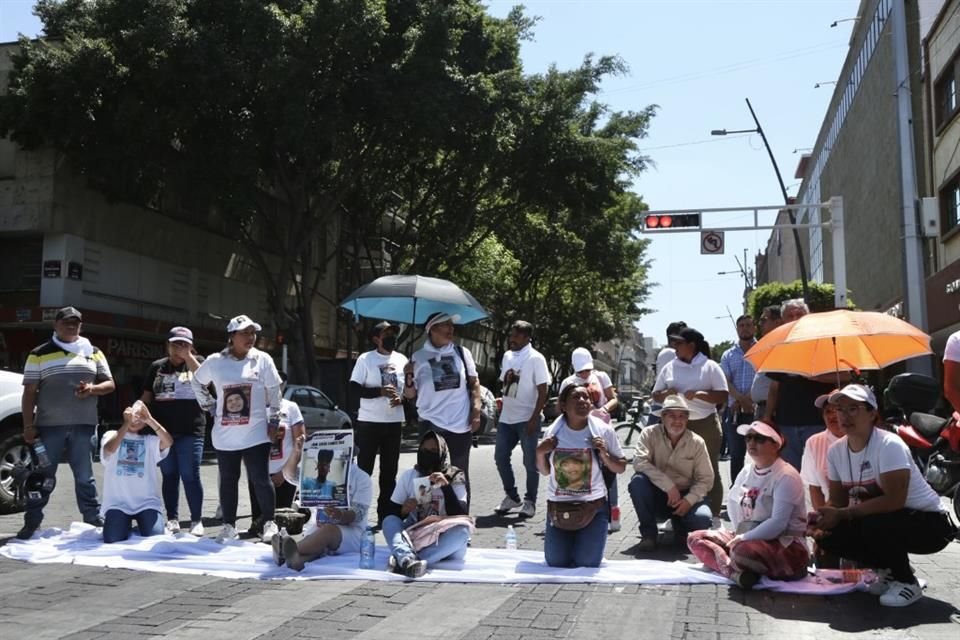 Integrantes del colectivo Luz de Esperanza cerraron parcialmente Avenida Juárez, para exigirle al Gobierno estatal cumplir con el pliego petitorio que le habían entregado hace unas semanas.