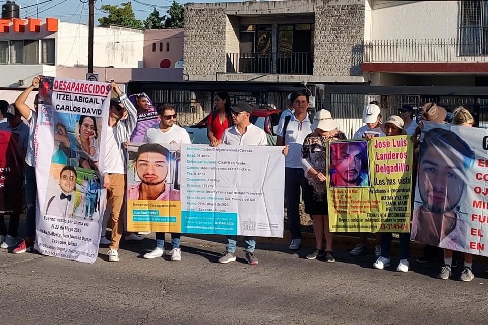 Activistas y familiares de los trabajadores #desaparecidos del #CallCenter marcharon en silencio hasta Casa Jalisco. Ya no hablarán con la prensa.