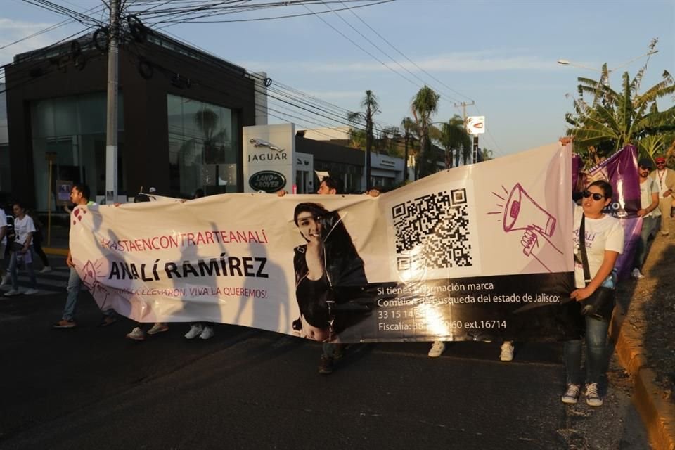 Familiares y amigos de Sandra Analí Ramírez Hernández se manifestaron estge viernes en Avenida Vallarta.