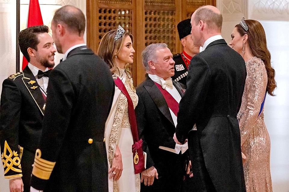 Los Reyes Rania y Abdalá II, padres del novio, recibieron a Catalina y Guillermo.