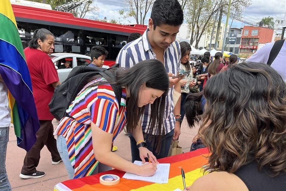 En enero fueron recabadas mil 954 firmas de personas que están a favor de renombrar una parte del también conocido Parque Rojo como Plazoleta de la Diversidad.