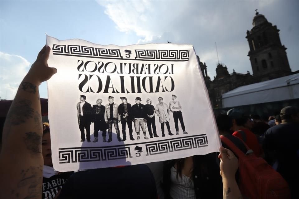 El merch sobre Los Fabulosos Cadillacs se hizo presente en el Zócalo de la CDMX.