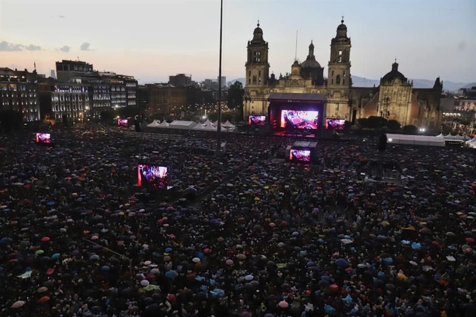 Una hora antes del show, el Zócalo ya lucía completamente lleno.