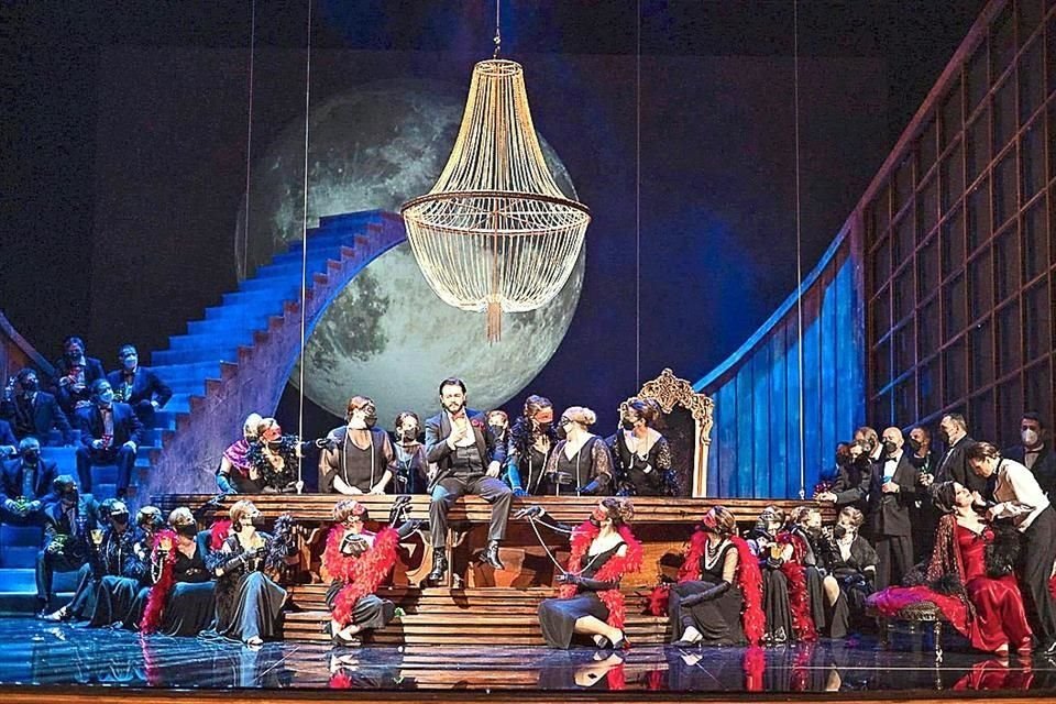 A sus 45 años, Arturo Chacón es un tenor experimentado. La voz del sonorense ha brillado en títulos como: Los cuentos de Hoffman Jacques Offenbach