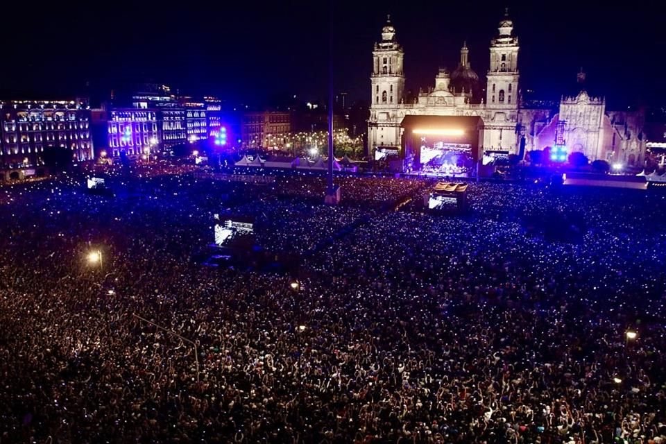 El concierto inició a las 20:00 hrs con el tema 'Cadillacs'.