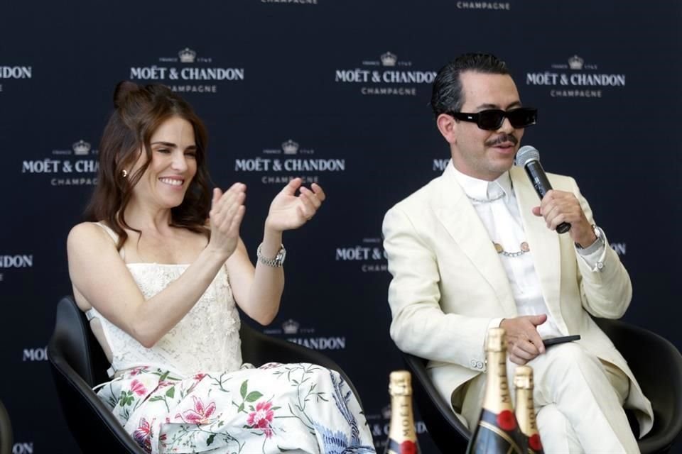 Karla Souza y Manolo Caro.