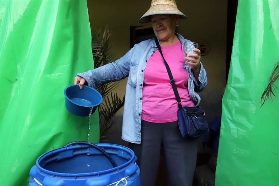 Vecinos de Tláhuac reciben agua turbia en sus hogares.