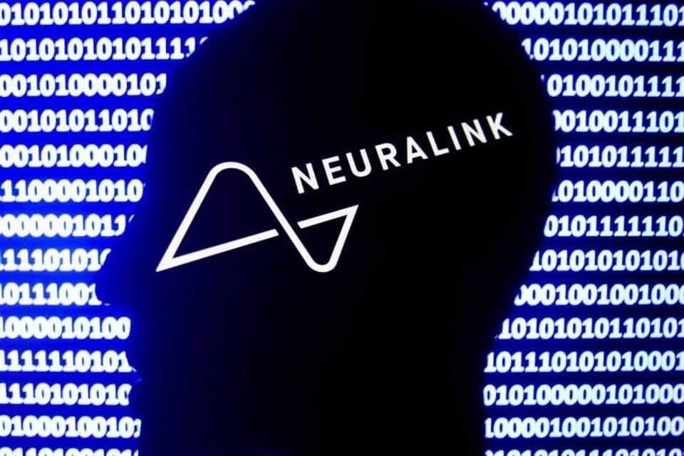 Neuralink está construyendo un implante cerebral que tiene como objetivo ayudar a los pacientes con parálisis grave a controlar tecnologías externas mediante señales neuronales.