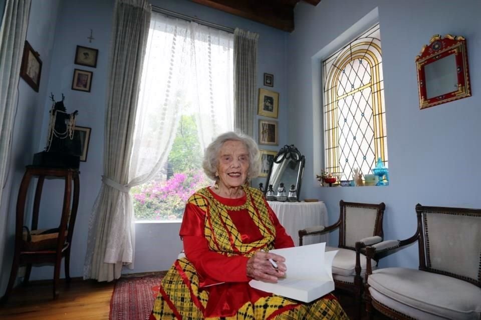 La escritora Elena Poniatowska considera 'un regalazo' la colección con 17 títulos de su obra, como 'Tlapalería (2003)' o la novela 'Querido Diego, te abraza Quiela (1978)'.