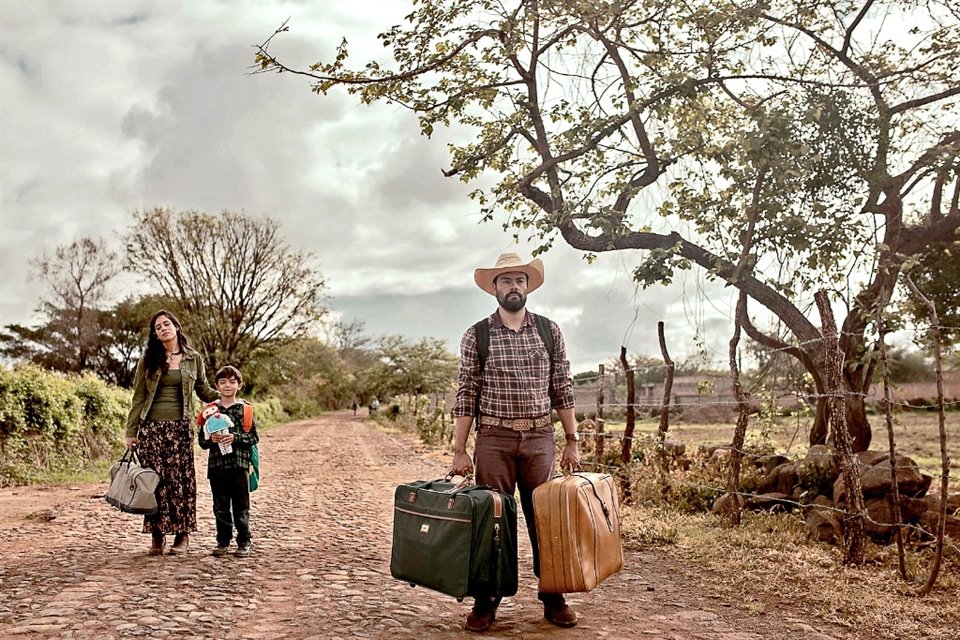 'Allá, Cartas al Corazón', se enfoca en la vida de la gente que se queda en los pueblos mexicanos.
