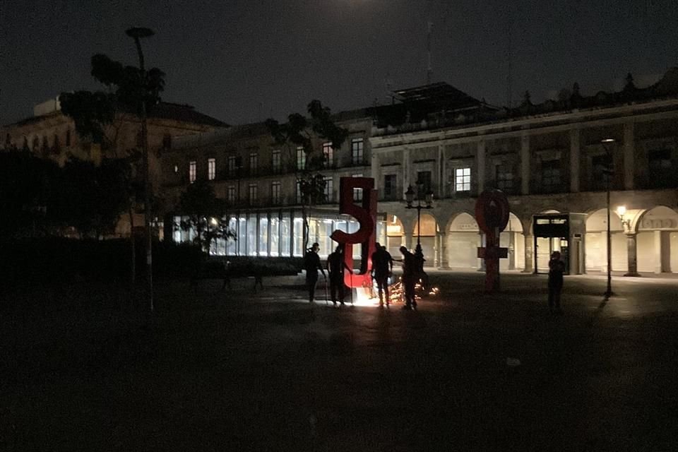 Cerca de la medianoche, personas vestidas de negro retiraron el antimonumento colocado horas antes por sobrevivientes de Halconazo Tapatío.